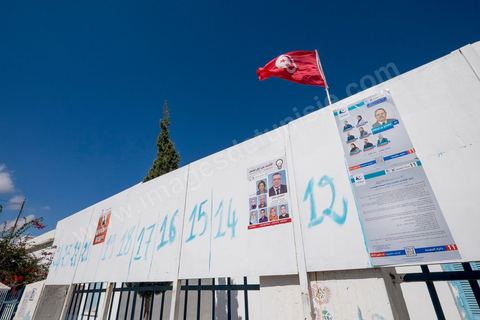 5 octobre 2014 : début de la campagne électorale officielle pour les législatives du 26 octobre 2014. Affichage urbain officiel à Rejiche (gouvernorat de Mahdia) sur les murs d'une école.