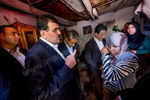 7 ocotbre 2014 : Ali Larayedh, ancien premier ministre, candidat du parti Islamiste Ennahdha sur Tunis 1 en camapgne électorale dans le quartier populaire et deshérité de Jebel Jelloud dans la banlieue sud de Tunis. La rencontre avec les habitants et la visite de quartiers difficiles montrent une tension et de nombreux débats avec des citoyens souvent abandonnés par l'état. Chômage, pouvoir d'achat, insalubrité des quartiers sont les grandes questions et revendications des habitants.