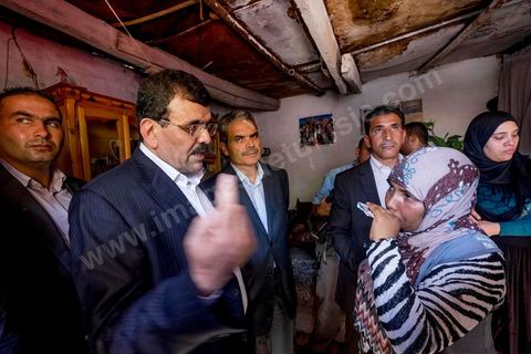 7 ocotbre 2014 : Ali Larayedh, ancien premier ministre, candidat du parti Islamiste Ennahdha sur Tunis 1 en camapgne électorale dans le quartier populaire et deshérité de Jebel Jelloud dans la banlieue sud de Tunis. La rencontre avec les habitants et la visite de quartiers difficiles montrent une tension et de nombreux débats avec des citoyens souvent abandonnés par l'état. Chômage, pouvoir d'achat, insalubrité des quartiers sont les grandes questions et revendications des habitants.