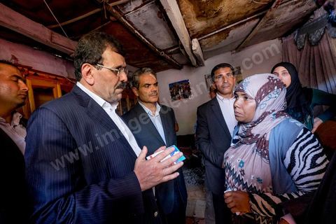 7 ocotbre 2014 : Ali Larayedh, ancien premier ministre, candidat du parti Islamiste Ennahdha sur Tunis 1 en camapgne électorale dans le quartier populaire et deshérité de Jebel Jelloud dans la banlieue sud de Tunis. La rencontre avec les habitants et la visite de quartiers difficiles montrent une tension et de nombreux débats avec des citoyens souvent abandonnés par l'état. Chômage, pouvoir d'achat, insalubrité des quartiers sont les grandes questions et revendications des habitants.