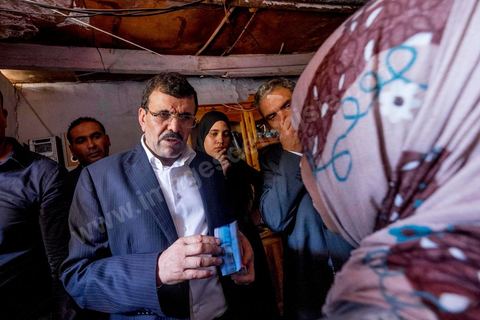 7 ocotbre 2014 : Ali Larayedh, ancien premier ministre, candidat du parti Islamiste Ennahdha sur Tunis 1 en camapgne électorale dans le quartier populaire et deshérité de Jebel Jelloud dans la banlieue sud de Tunis. La rencontre avec les habitants et la visite de quartiers difficiles montrent une tension et de nombreux débats avec des citoyens souvent abandonnés par l'état. Chômage, pouvoir d'achat, insalubrité des quartiers sont les grandes questions et revendications des habitants.