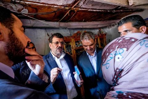 7 ocotbre 2014 : Ali Larayedh, ancien premier ministre, candidat du parti Islamiste Ennahdha sur Tunis 1 en camapgne électorale dans le quartier populaire et deshérité de Jebel Jelloud dans la banlieue sud de Tunis. La rencontre avec les habitants et la visite de quartiers difficiles montrent une tension et de nombreux débats avec des citoyens souvent abandonnés par l'état. Chômage, pouvoir d'achat, insalubrité des quartiers sont les grandes questions et revendications des habitants.