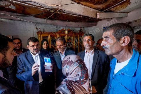 7 ocotbre 2014 : Ali Larayedh, ancien premier ministre, candidat du parti Islamiste Ennahdha sur Tunis 1 en camapgne électorale dans le quartier populaire et deshérité de Jebel Jelloud dans la banlieue sud de Tunis. La rencontre avec les habitants et la visite de quartiers difficiles montrent une tension et de nombreux débats avec des citoyens souvent abandonnés par l'état. Chômage, pouvoir d'achat, insalubrité des quartiers sont les grandes questions et revendications des habitants.