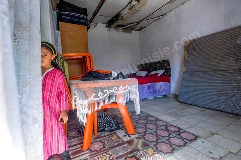 7 ocotbre 2014 : Ali Larayedh, ancien premier ministre, candidat du parti Islamiste Ennahdha sur Tunis 1 en camapgne électorale dans le quartier populaire et deshérité de Jebel Jelloud dans la banlieue sud de Tunis. La rencontre avec les habitants et la visite de quartiers difficiles montrent une tension et de nombreux débats avec des citoyens souvent abandonnés par l'état. Chômage, pouvoir d'achat, insalubrité des quartiers sont les grandes questions et revendications des habitants.