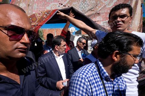 7 ocotbre 2014 : Ali Larayedh, ancien premier ministre, candidat du parti Islamiste Ennahdha sur Tunis 1 en camapgne électorale dans le quartier populaire et deshérité de Jebel Jelloud dans la banlieue sud de Tunis. La rencontre avec les habitants et la visite de quartiers difficiles montrent une tension et de nombreux débats avec des citoyens souvent abandonnés par l'état. Chômage, pouvoir d'achat, insalubrité des quartiers sont les grandes questions et revendications des habitants.