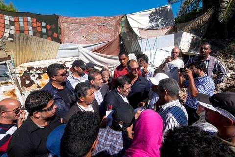 7 ocotbre 2014 : Ali Larayedh, ancien premier ministre, candidat du parti Islamiste Ennahdha sur Tunis 1 en camapgne électorale dans le quartier populaire et deshérité de Jebel Jelloud dans la banlieue sud de Tunis. La rencontre avec les habitants et la visite de quartiers difficiles montrent une tension et de nombreux débats avec des citoyens souvent abandonnés par l'état. Chômage, pouvoir d'achat, insalubrité des quartiers sont les grandes questions et revendications des habitants.