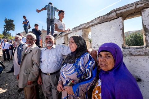 7 ocotbre 2014 : Ali Larayedh, ancien premier ministre, candidat du parti Islamiste Ennahdha sur Tunis 1 en camapgne électorale dans le quartier populaire et deshérité de Jebel Jelloud dans la banlieue sud de Tunis. La rencontre avec les habitants et la visite de quartiers difficiles montrent une tension et de nombreux débats avec des citoyens souvent abandonnés par l'état. Chômage, pouvoir d'achat, insalubrité des quartiers sont les grandes questions et revendications des habitants.
