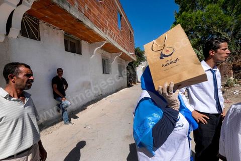 7 ocotbre 2014 : Ali Larayedh, ancien premier ministre, candidat du parti Islamiste Ennahdha sur Tunis 1 en camapgne électorale dans le quartier populaire et deshérité de Jebel Jelloud dans la banlieue sud de Tunis. La rencontre avec les habitants et la visite de quartiers difficiles montrent une tension et de nombreux débats avec des citoyens souvent abandonnés par l'état. Chômage, pouvoir d'achat, insalubrité des quartiers sont les grandes questions et revendications des habitants.