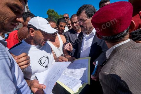7 ocotbre 2014 : Ali Larayedh, ancien premier ministre, candidat du parti Islamiste Ennahdha sur Tunis 1 en camapgne électorale dans le quartier populaire et deshérité de Jebel Jelloud dans la banlieue sud de Tunis. La rencontre avec les habitants et la visite de quartiers difficiles montrent une tension et de nombreux débats avec des citoyens souvent abandonnés par l'état. Chômage, pouvoir d'achat, insalubrité des quartiers sont les grandes questions et revendications des habitants.