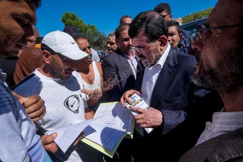 7 ocotbre 2014 : Ali Larayedh, ancien premier ministre, candidat du parti Islamiste Ennahdha sur Tunis 1 en camapgne électorale dans le quartier populaire et deshérité de Jebel Jelloud dans la banlieue sud de Tunis. La rencontre avec les habitants et la visite de quartiers difficiles montrent une tension et de nombreux débats avec des citoyens souvent abandonnés par l'état. Chômage, pouvoir d'achat, insalubrité des quartiers sont les grandes questions et revendications des habitants.