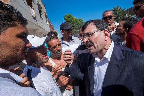 7 ocotbre 2014 : Ali Larayedh, ancien premier ministre, candidat du parti Islamiste Ennahdha sur Tunis 1 en camapgne électorale dans le quartier populaire et deshérité de Jebel Jelloud dans la banlieue sud de Tunis. La rencontre avec les habitants et la visite de quartiers difficiles montrent une tension et de nombreux débats avec des citoyens souvent abandonnés par l'état. Chômage, pouvoir d'achat, insalubrité des quartiers sont les grandes questions et revendications des habitants.