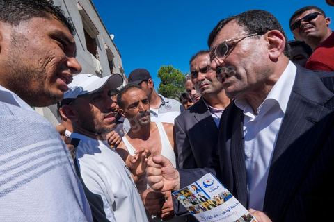 7 ocotbre 2014 : Ali Larayedh, ancien premier ministre, candidat du parti Islamiste Ennahdha sur Tunis 1 en camapgne électorale dans le quartier populaire et deshérité de Jebel Jelloud dans la banlieue sud de Tunis. La rencontre avec les habitants et la visite de quartiers difficiles montrent une tension et de nombreux débats avec des citoyens souvent abandonnés par l'état. Chômage, pouvoir d'achat, insalubrité des quartiers sont les grandes questions et revendications des habitants.