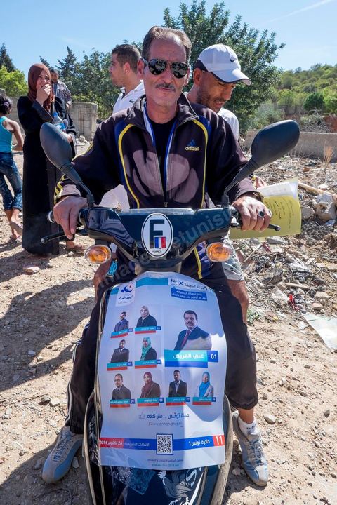 7 ocotbre 2014 : Ali Larayedh, ancien premier ministre, candidat du parti Islamiste Ennahdha sur Tunis 1 en camapgne électorale dans le quartier populaire et deshérité de Jebel Jelloud dans la banlieue sud de Tunis. La rencontre avec les habitants et la visite de quartiers difficiles montrent une tension et de nombreux débats avec des citoyens souvent abandonnés par l'état. Chômage, pouvoir d'achat, insalubrité des quartiers sont les grandes questions et revendications des habitants.