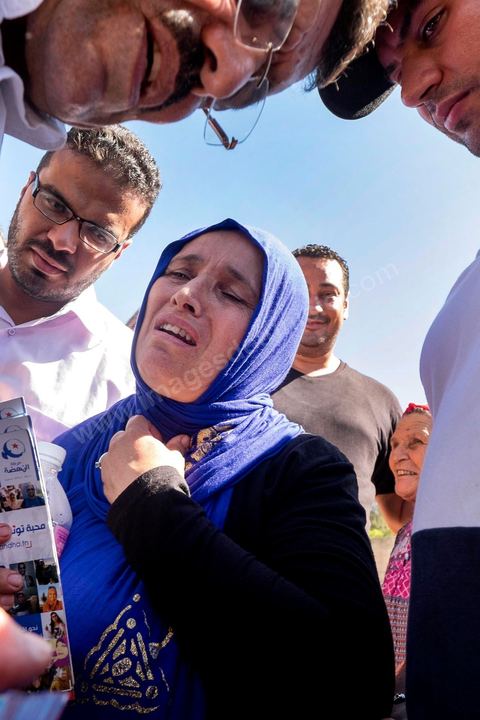 7 ocotbre 2014 : Ali Larayedh, ancien premier ministre, candidat du parti Islamiste Ennahdha sur Tunis 1 en camapgne électorale dans le quartier populaire et deshérité de Jebel Jelloud dans la banlieue sud de Tunis. La rencontre avec les habitants et la visite de quartiers difficiles montrent une tension et de nombreux débats avec des citoyens souvent abandonnés par l'état. Chômage, pouvoir d'achat, insalubrité des quartiers sont les grandes questions et revendications des habitants.
