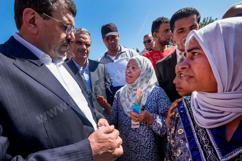 7 ocotbre 2014 : Ali Larayedh, ancien premier ministre, candidat du parti Islamiste Ennahdha sur Tunis 1 en camapgne électorale dans le quartier populaire et deshérité de Jebel Jelloud dans la banlieue sud de Tunis. La rencontre avec les habitants et la visite de quartiers difficiles montrent une tension et de nombreux débats avec des citoyens souvent abandonnés par l'état. Chômage, pouvoir d'achat, insalubrité des quartiers sont les grandes questions et revendications des habitants.