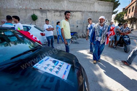 7 ocotbre 2014 : Ali Larayedh, ancien premier ministre, candidat du parti Islamiste Ennahdha sur Tunis 1 en camapgne électorale dans le quartier populaire et deshérité de Jebel Jelloud dans la banlieue sud de Tunis. La rencontre avec les habitants et la visite de quartiers difficiles montrent une tension et de nombreux débats avec des citoyens souvent abandonnés par l'état. Chômage, pouvoir d'achat, insalubrité des quartiers sont les grandes questions et revendications des habitants.