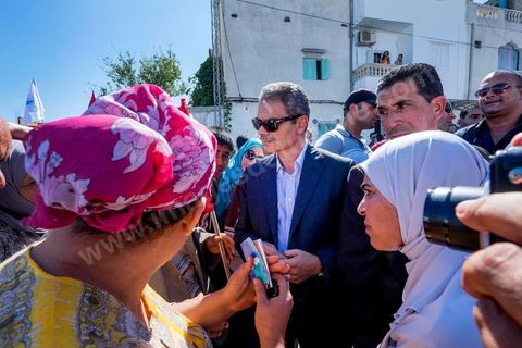 7 ocotbre 2014 : Ali Larayedh, ancien premier ministre, candidat du parti Islamiste Ennahdha sur Tunis 1 en camapgne électorale dans le quartier populaire et deshérité de Jebel Jelloud dans la banlieue sud de Tunis. La rencontre avec les habitants et la visite de quartiers difficiles montrent une tension et de nombreux débats avec des citoyens souvent abandonnés par l'état. Chômage, pouvoir d'achat, insalubrité des quartiers sont les grandes questions et revendications des habitants.