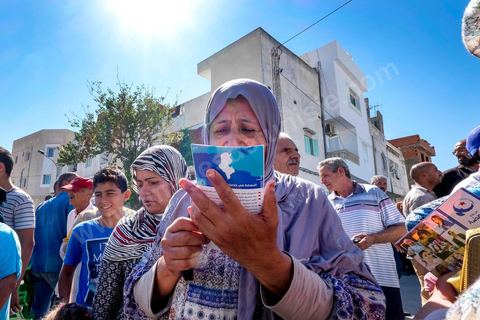 7 ocotbre 2014 : Ali Larayedh, ancien premier ministre, candidat du parti Islamiste Ennahdha sur Tunis 1 en camapgne électorale dans le quartier populaire et deshérité de Jebel Jelloud dans la banlieue sud de Tunis. La rencontre avec les habitants et la visite de quartiers difficiles montrent une tension et de nombreux débats avec des citoyens souvent abandonnés par l'état. Chômage, pouvoir d'achat, insalubrité des quartiers sont les grandes questions et revendications des habitants.