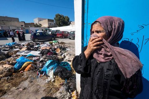 7 ocotbre 2014 : Ali Larayedh, ancien premier ministre, candidat du parti Islamiste Ennahdha sur Tunis 1 en camapgne électorale dans le quartier populaire et deshérité de Jebel Jelloud dans la banlieue sud de Tunis. La rencontre avec les habitants et la visite de quartiers difficiles montrent une tension et de nombreux débats avec des citoyens souvent abandonnés par l'état. Chômage, pouvoir d'achat, insalubrité des quartiers sont les grandes questions et revendications des habitants.