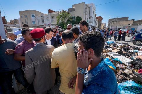 7 ocotbre 2014 : Ali Larayedh, ancien premier ministre, candidat du parti Islamiste Ennahdha sur Tunis 1 en camapgne électorale dans le quartier populaire et deshérité de Jebel Jelloud dans la banlieue sud de Tunis. La rencontre avec les habitants et la visite de quartiers difficiles montrent une tension et de nombreux débats avec des citoyens souvent abandonnés par l'état. Chômage, pouvoir d'achat, insalubrité des quartiers sont les grandes questions et revendications des habitants.