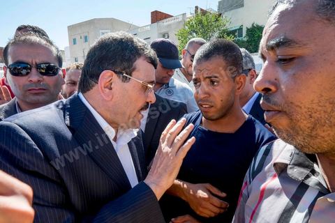 7 ocotbre 2014 : Ali Larayedh, ancien premier ministre, candidat du parti Islamiste Ennahdha sur Tunis 1 en camapgne électorale dans le quartier populaire et deshérité de Jebel Jelloud dans la banlieue sud de Tunis. La rencontre avec les habitants et la visite de quartiers difficiles montrent une tension et de nombreux débats avec des citoyens souvent abandonnés par l'état. Chômage, pouvoir d'achat, insalubrité des quartiers sont les grandes questions et revendications des habitants.