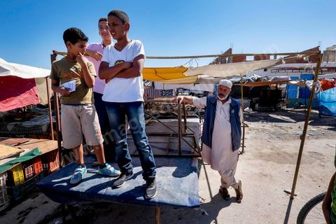 7 ocotbre 2014 : Ali Larayedh, ancien premier ministre, candidat du parti Islamiste Ennahdha sur Tunis 1 en camapgne électorale dans le quartier populaire et deshérité de Jebel Jelloud dans la banlieue sud de Tunis. La rencontre avec les habitants et la visite de quartiers difficiles montrent une tension et de nombreux débats avec des citoyens souvent abandonnés par l'état. Chômage, pouvoir d'achat, insalubrité des quartiers sont les grandes questions et revendications des habitants.