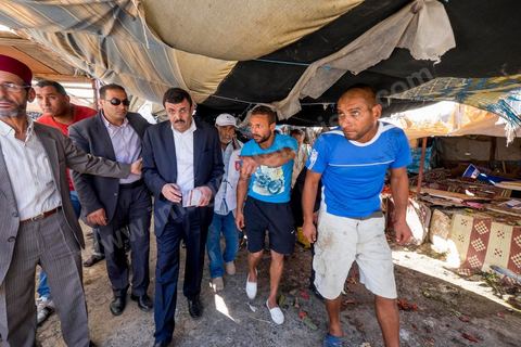 7 ocotbre 2014 : Ali Larayedh, ancien premier ministre, candidat du parti Islamiste Ennahdha sur Tunis 1 en camapgne électorale dans le quartier populaire et deshérité de Jebel Jelloud dans la banlieue sud de Tunis. La rencontre avec les habitants et la visite de quartiers difficiles montrent une tension et de nombreux débats avec des citoyens souvent abandonnés par l'état. Chômage, pouvoir d'achat, insalubrité des quartiers sont les grandes questions et revendications des habitants.