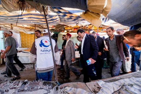 7 ocotbre 2014 : Ali Larayedh, ancien premier ministre, candidat du parti Islamiste Ennahdha sur Tunis 1 en camapgne électorale dans le quartier populaire et deshérité de Jebel Jelloud dans la banlieue sud de Tunis. La rencontre avec les habitants et la visite de quartiers difficiles montrent une tension et de nombreux débats avec des citoyens souvent abandonnés par l'état. Chômage, pouvoir d'achat, insalubrité des quartiers sont les grandes questions et revendications des habitants.