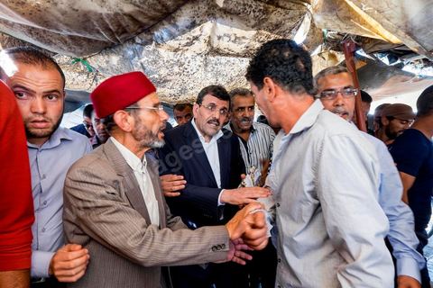 7 ocotbre 2014 : Ali Larayedh, ancien premier ministre, candidat du parti Islamiste Ennahdha sur Tunis 1 en camapgne électorale dans le quartier populaire et deshérité de Jebel Jelloud dans la banlieue sud de Tunis. La rencontre avec les habitants et la visite de quartiers difficiles montrent une tension et de nombreux débats avec des citoyens souvent abandonnés par l'état. Chômage, pouvoir d'achat, insalubrité des quartiers sont les grandes questions et revendications des habitants.