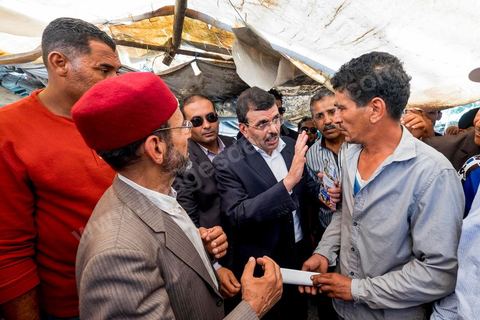 7 ocotbre 2014 : Ali Larayedh, ancien premier ministre, candidat du parti Islamiste Ennahdha sur Tunis 1 en camapgne électorale dans le quartier populaire et deshérité de Jebel Jelloud dans la banlieue sud de Tunis. La rencontre avec les habitants et la visite de quartiers difficiles montrent une tension et de nombreux débats avec des citoyens souvent abandonnés par l'état. Chômage, pouvoir d'achat, insalubrité des quartiers sont les grandes questions et revendications des habitants.