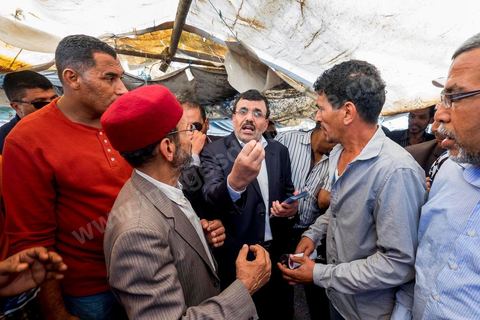 7 ocotbre 2014 : Ali Larayedh, ancien premier ministre, candidat du parti Islamiste Ennahdha sur Tunis 1 en camapgne électorale dans le quartier populaire et deshérité de Jebel Jelloud dans la banlieue sud de Tunis. La rencontre avec les habitants et la visite de quartiers difficiles montrent une tension et de nombreux débats avec des citoyens souvent abandonnés par l'état. Chômage, pouvoir d'achat, insalubrité des quartiers sont les grandes questions et revendications des habitants.