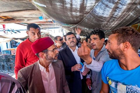 7 ocotbre 2014 : Ali Larayedh, ancien premier ministre, candidat du parti Islamiste Ennahdha sur Tunis 1 en camapgne électorale dans le quartier populaire et deshérité de Jebel Jelloud dans la banlieue sud de Tunis. La rencontre avec les habitants et la visite de quartiers difficiles montrent une tension et de nombreux débats avec des citoyens souvent abandonnés par l'état. Chômage, pouvoir d'achat, insalubrité des quartiers sont les grandes questions et revendications des habitants.