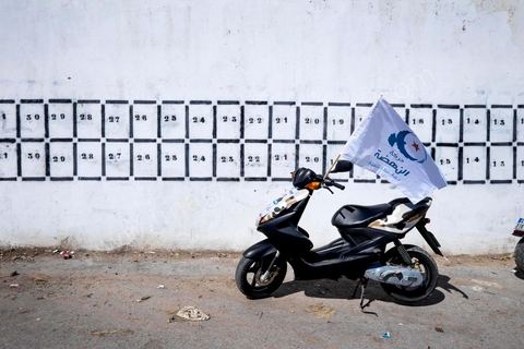 7 ocotbre 2014 : Ali Larayedh, ancien premier ministre, candidat du parti Islamiste Ennahdha sur Tunis 1 en camapgne électorale dans le quartier populaire et deshérité de Jebel Jelloud dans la banlieue sud de Tunis. La rencontre avec les habitants et la visite de quartiers difficiles montrent une tension et de nombreux débats avec des citoyens souvent abandonnés par l'état. Chômage, pouvoir d'achat, insalubrité des quartiers sont les grandes questions et revendications des habitants.