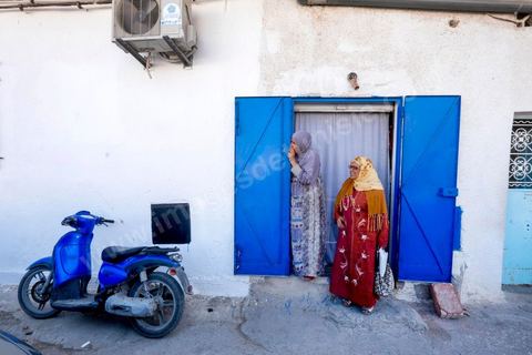 7 ocotbre 2014 : Ali Larayedh, ancien premier ministre, candidat du parti Islamiste Ennahdha sur Tunis 1 en camapgne électorale dans le quartier populaire et deshérité de Jebel Jelloud dans la banlieue sud de Tunis. La rencontre avec les habitants et la visite de quartiers difficiles montrent une tension et de nombreux débats avec des citoyens souvent abandonnés par l'état. Chômage, pouvoir d'achat, insalubrité des quartiers sont les grandes questions et revendications des habitants.