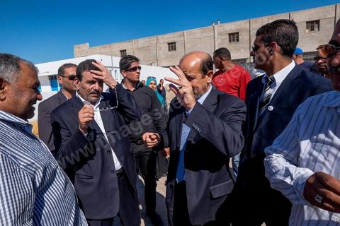 7 ocotbre 2014 : Ali Larayedh, ancien premier ministre, candidat du parti Islamiste Ennahdha sur Tunis 1 en camapgne électorale dans le quartier populaire et deshérité de Jebel Jelloud dans la banlieue sud de Tunis. La rencontre avec les habitants et la visite de quartiers difficiles montrent une tension et de nombreux débats avec des citoyens souvent abandonnés par l'état. Chômage, pouvoir d'achat, insalubrité des quartiers sont les grandes questions et revendications des habitants.