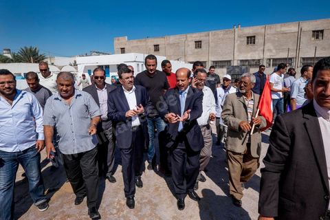 7 ocotbre 2014 : Ali Larayedh, ancien premier ministre, candidat du parti Islamiste Ennahdha sur Tunis 1 en camapgne électorale dans le quartier populaire et deshérité de Jebel Jelloud dans la banlieue sud de Tunis. La rencontre avec les habitants et la visite de quartiers difficiles montrent une tension et de nombreux débats avec des citoyens souvent abandonnés par l'état. Chômage, pouvoir d'achat, insalubrité des quartiers sont les grandes questions et revendications des habitants.
