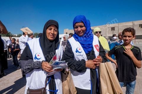 7 ocotbre 2014 : Ali Larayedh, ancien premier ministre, candidat du parti Islamiste Ennahdha sur Tunis 1 en camapgne électorale dans le quartier populaire et deshérité de Jebel Jelloud dans la banlieue sud de Tunis. La rencontre avec les habitants et la visite de quartiers difficiles montrent une tension et de nombreux débats avec des citoyens souvent abandonnés par l'état. Chômage, pouvoir d'achat, insalubrité des quartiers sont les grandes questions et revendications des habitants.