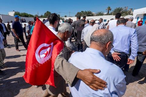 7 ocotbre 2014 : Ali Larayedh, ancien premier ministre, candidat du parti Islamiste Ennahdha sur Tunis 1 en camapgne électorale dans le quartier populaire et deshérité de Jebel Jelloud dans la banlieue sud de Tunis. La rencontre avec les habitants et la visite de quartiers difficiles montrent une tension et de nombreux débats avec des citoyens souvent abandonnés par l'état. Chômage, pouvoir d'achat, insalubrité des quartiers sont les grandes questions et revendications des habitants.