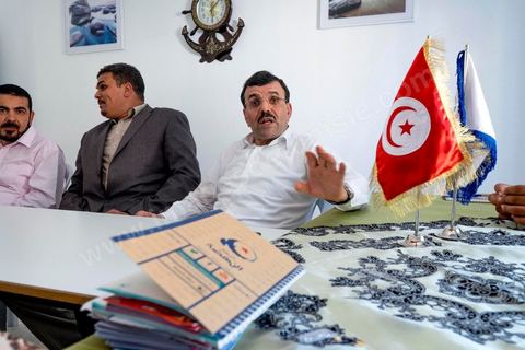7 ocotbre 2014 : Ali Larayedh, ancien premier ministre, candidat du parti Islamiste Ennahdha sur Tunis 1 en camapgne électorale dans le quartier populaire et deshérité de Jebel Jelloud dans la banlieue sud de Tunis. La rencontre avec les habitants et la visite de quartiers difficiles montrent une tension et de nombreux débats avec des citoyens souvent abandonnés par l'état. Chômage, pouvoir d'achat, insalubrité des quartiers sont les grandes questions et revendications des habitants.