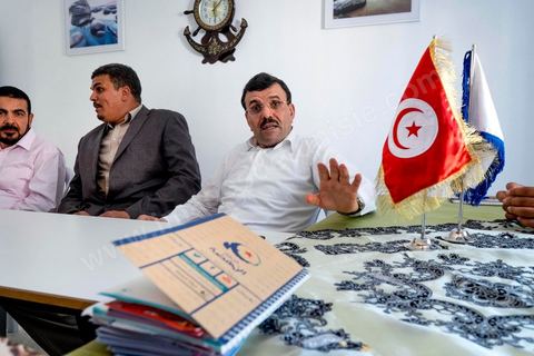 7 ocotbre 2014 : Ali Larayedh, ancien premier ministre, candidat du parti Islamiste Ennahdha sur Tunis 1 en camapgne électorale dans le quartier populaire et deshérité de Jebel Jelloud dans la banlieue sud de Tunis. La rencontre avec les habitants et la visite de quartiers difficiles montrent une tension et de nombreux débats avec des citoyens souvent abandonnés par l'état. Chômage, pouvoir d'achat, insalubrité des quartiers sont les grandes questions et revendications des habitants.
