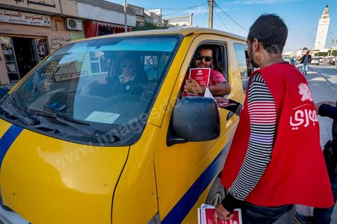 7 octobre 2014 : Jeunes militants du parti Al Jouhmouri distribuant des tracts dans la rue principale de Fouchana. La députée Maya Jribi, parti Al Jouhmouri, en campagne électorale pour les élections législatives du 26 octobre dans un quartier populaire de Fouchana, gouvernorat de Ben Arous, dans la banlieue sud de Tunis.