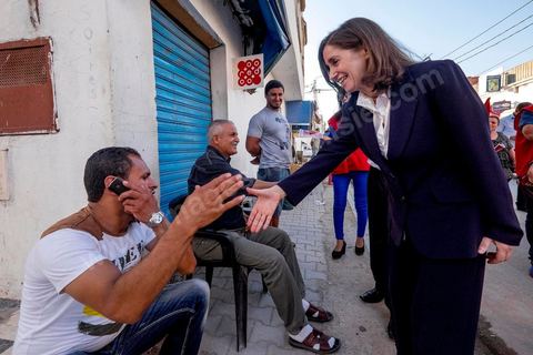 7 octobre 2014 : rencontre avec les citoyens de la députée Maya Jribi, parti Al Jouhmouri, en campagne électorale pour les élections législatives du 26 octobre dans un quartier populaire de Fouchana, gouvernorat de Ben Arous, dans la banlieue sud de Tunis.