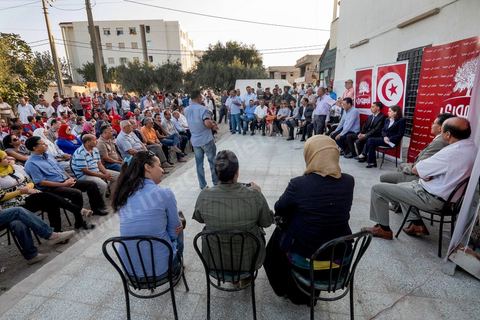 7 octobre 2014 : sur une petite place un meeting populaire du parti Al Jouhmouri dans un quartier de Fouchana avec la députée Maya Jribi, parti Al Jouhmouri, en campagne électorale pour les élections législatives du 26 octobre dans un quartier populaire de Fouchana, gouvernorat de Ben Arous, dans la banlieue sud de Tunis.