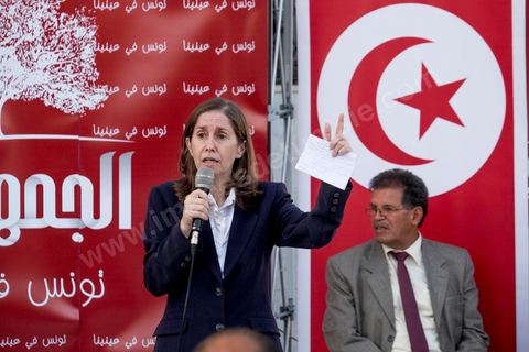 7 octobre 2014 : sur une petite place un meeting populaire du parti Al Jouhmouri dans un quartier de Fouchana avec la députée Maya Jribi, parti Al Jouhmouri, en campagne électorale pour les élections législatives du 26 octobre dans un quartier populaire de Fouchana, gouvernorat de Ben Arous, dans la banlieue sud de Tunis.