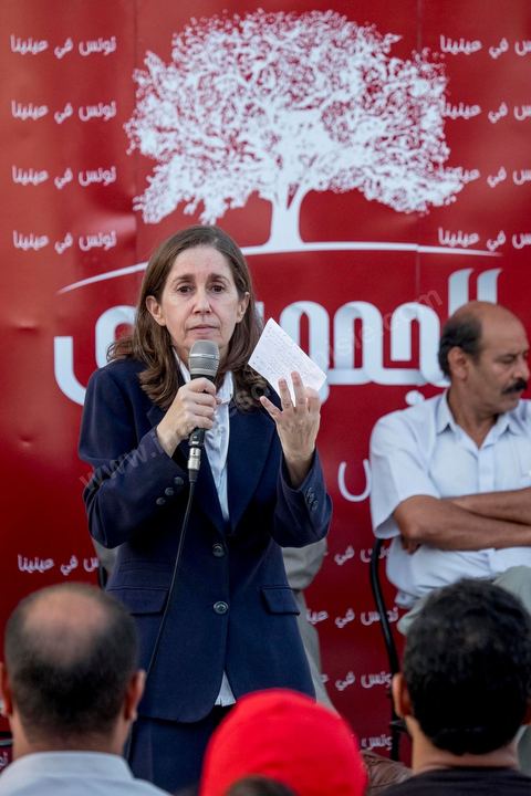 7 octobre 2014 : sur une petite place un meeting populaire du parti Al Jouhmouri dans un quartier de Fouchana avec la députée Maya Jribi, parti Al Jouhmouri, en campagne électorale pour les élections législatives du 26 octobre dans un quartier populaire de Fouchana, gouvernorat de Ben Arous, dans la banlieue sud de Tunis.