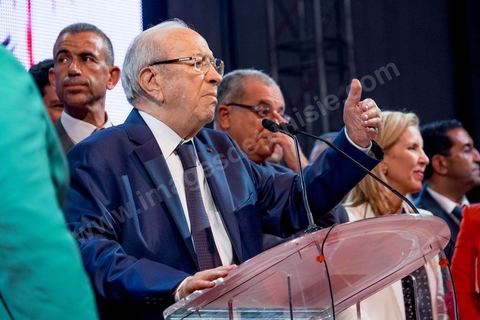 9 octobre 2014 : discours de Béji Caïd Essebsi au meeting du parti Nidaa Tounes dans le quartier populaire de Mellassine à l'ouest de Tunis. Béji Caïd Essebsi, président du parti et candidat à la présidentielle, est venue soutenir la liste de Tunis 1 pour les legislatives avec un discours plein de promesses : «Mellassine souffre de pauvreté et de marginalisation. Cette situation ne saurait durer plus longtemps». 