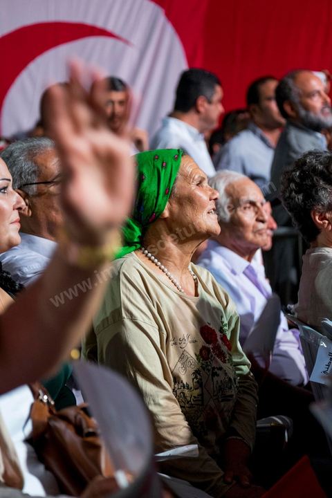 9 octobre 2014 : meeting du parti Nidaa Tounes dans le quartier populaire de Mellassine à l'ouest de Tunis. Béji Caïd Essebsi, président du parti et candidat à la présidentielle, est venue soutenir la liste de Tunis 1 pour les legislatives avec un discours plein de promesses : «Mellassine souffre de pauvreté et de marginalisation. Cette situation ne saurait durer plus longtemps». 