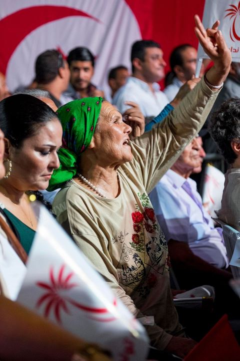 9 octobre 2014 : meeting du parti Nidaa Tounes dans le quartier populaire de Mellassine à l'ouest de Tunis. Béji Caïd Essebsi, président du parti et candidat à la présidentielle, est venue soutenir la liste de Tunis 1 pour les legislatives avec un discours plein de promesses : «Mellassine souffre de pauvreté et de marginalisation. Cette situation ne saurait durer plus longtemps». 