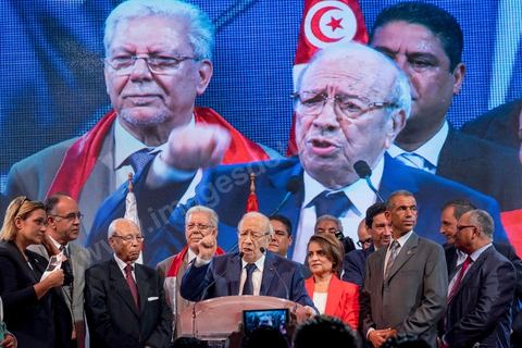 9 octobre 2014 : discours de Béji Caïd Essebsi au meeting du parti Nidaa Tounes dans le quartier populaire de Mellassine à l'ouest de Tunis. Béji Caïd Essebsi, président du parti et candidat à la présidentielle, est venue soutenir la liste de Tunis 1 pour les legislatives avec un discours plein de promesses : «Mellassine souffre de pauvreté et de marginalisation. Cette situation ne saurait durer plus longtemps». 