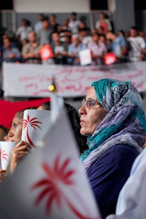 9 octobre 2014 : meeting du parti Nidaa Tounes dans le quartier populaire de Mellassine à l'ouest de Tunis. Béji Caïd Essebsi, président du parti et candidat à la présidentielle, est venue soutenir la liste de Tunis 1 pour les legislatives avec un discours plein de promesses : «Mellassine souffre de pauvreté et de marginalisation. Cette situation ne saurait durer plus longtemps». 